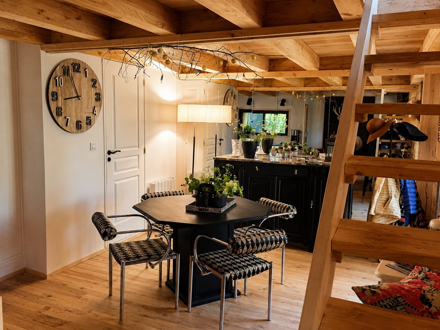 Intérieur chaleureux d'une maison bois