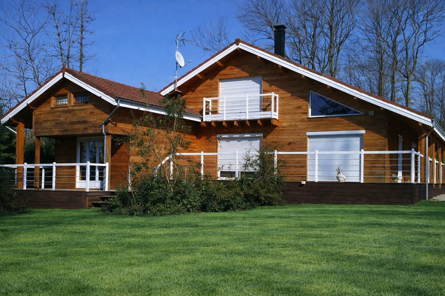 Grande maison bois chaleureuse